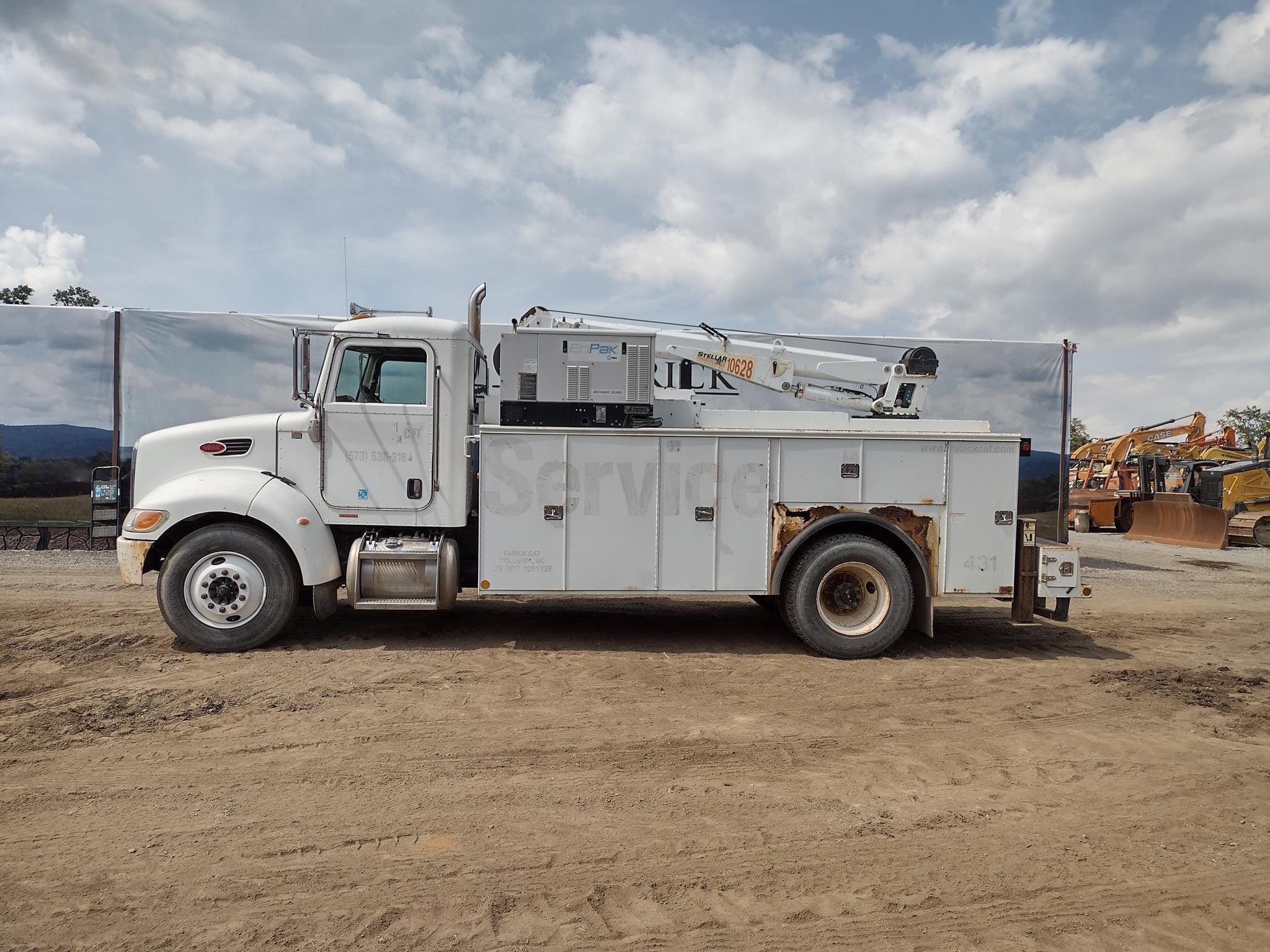2005 Peterbilt 335 Equipment Image0