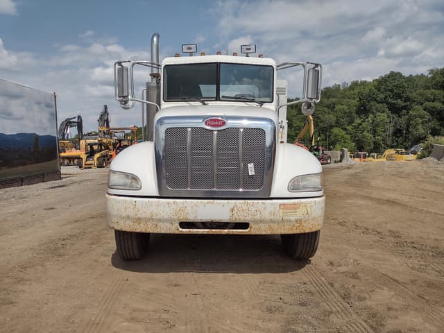 Image of Peterbilt 335 equipment image 3