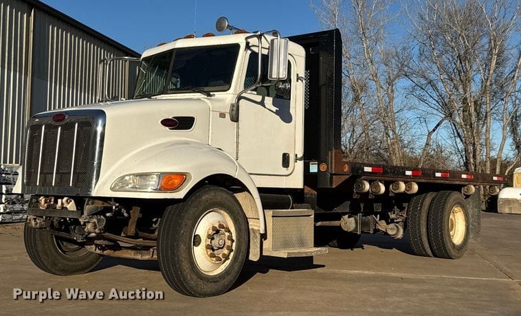 2005 Peterbilt 335 Equipment Image0