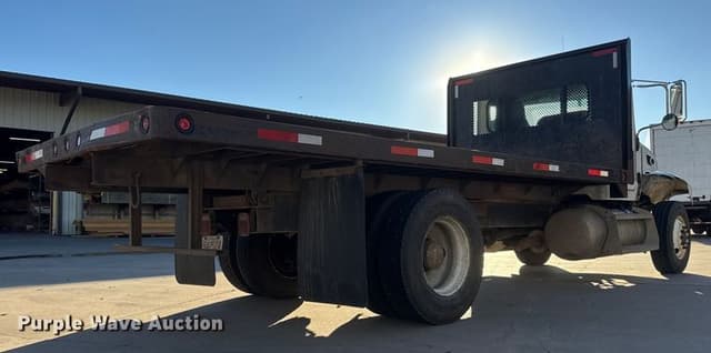 Image of Peterbilt 335 equipment image 4