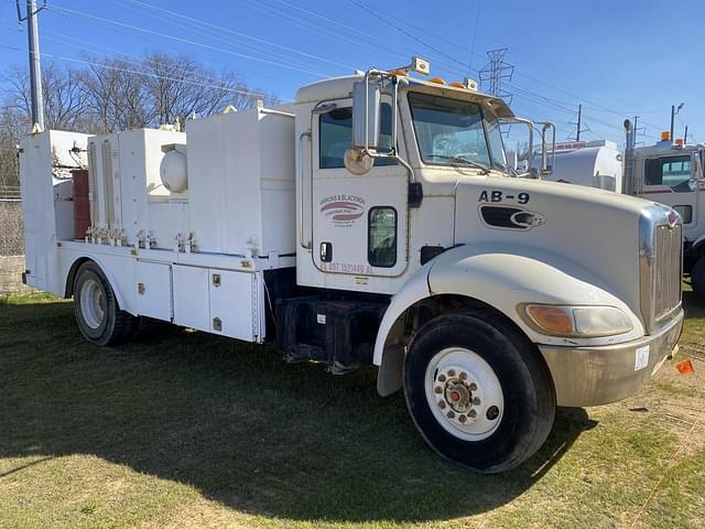 Image of Peterbilt 335 equipment image 3