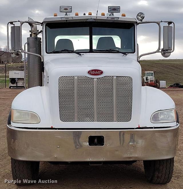 Image of Peterbilt 335 equipment image 1