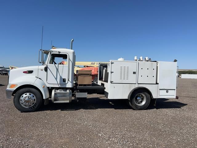 Image of Peterbilt 335 equipment image 1