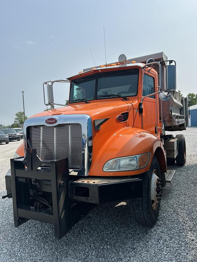 Image of Peterbilt 335 equipment image 2