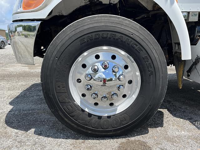Image of Peterbilt 335 equipment image 4