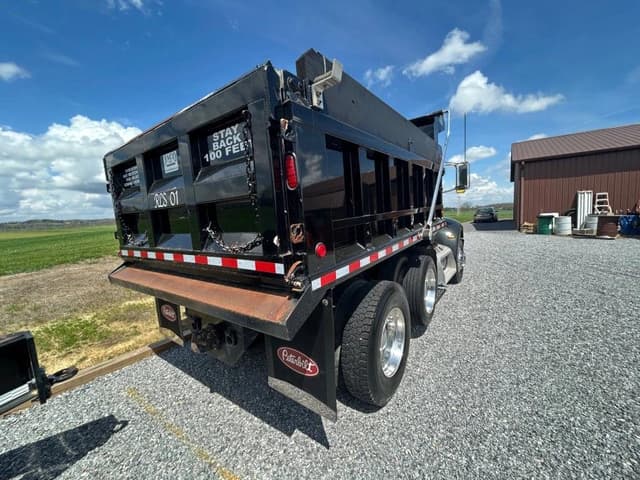 Image of Peterbilt 335 equipment image 4