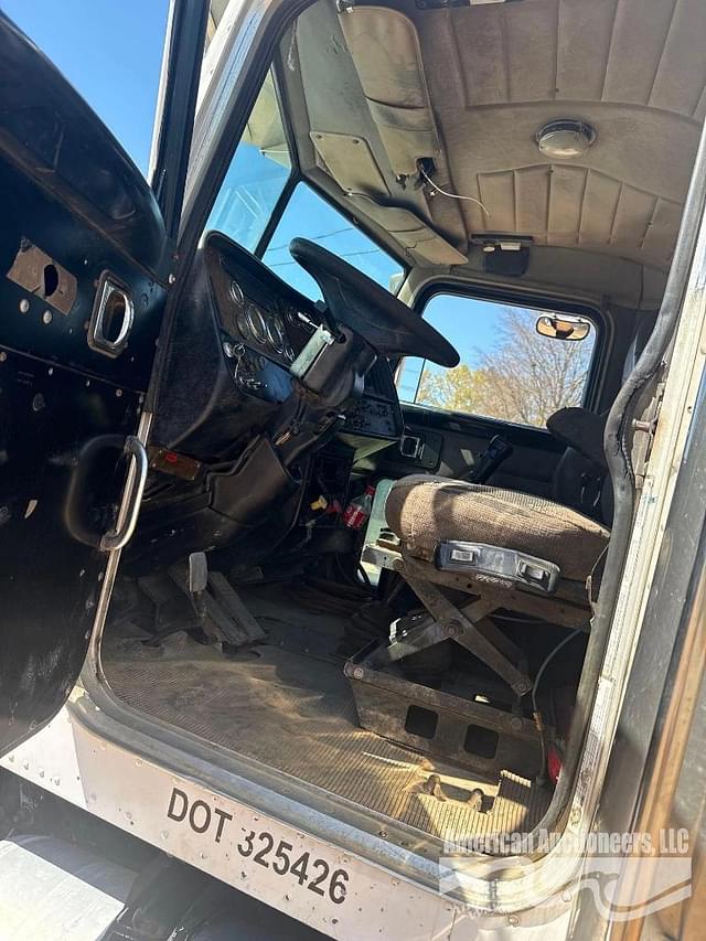 Image of Peterbilt 357 equipment image 1