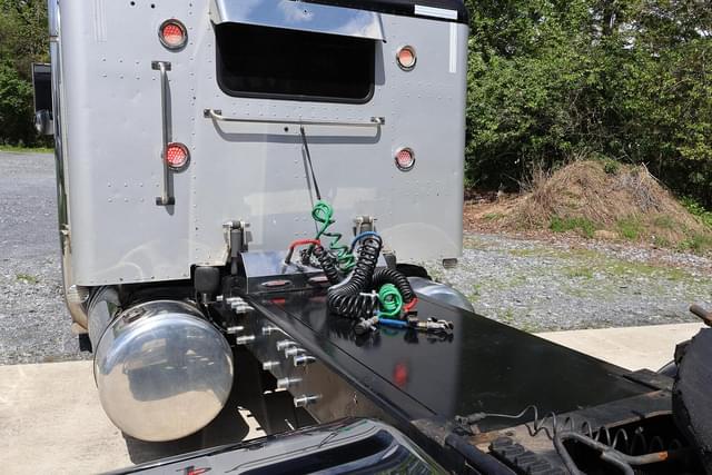 Image of Peterbilt 379 equipment image 4