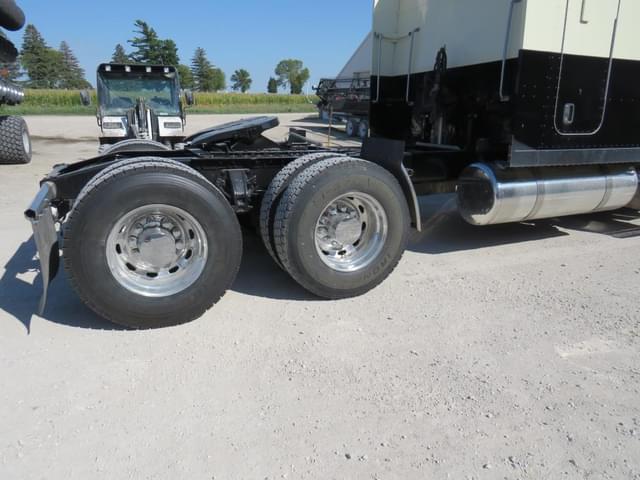 Image of Peterbilt 379 equipment image 4