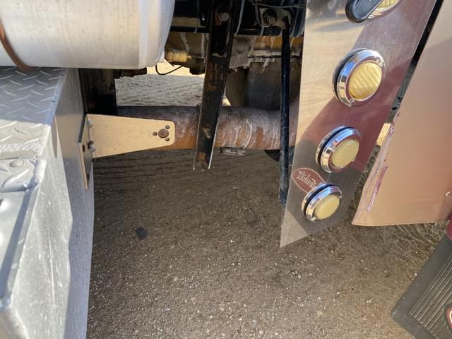 Image of Peterbilt 379 equipment image 4
