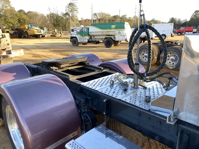 Image of Peterbilt 379 equipment image 4