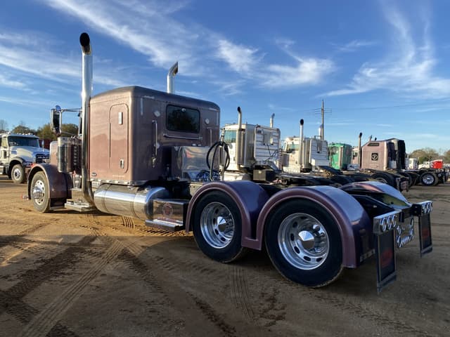 Image of Peterbilt 379 equipment image 1