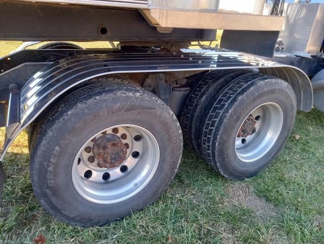 Image of Peterbilt 385 equipment image 4