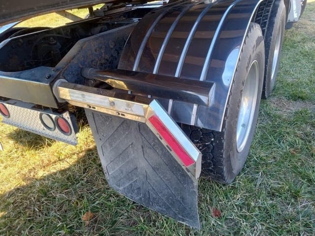 Image of Peterbilt 385 equipment image 3