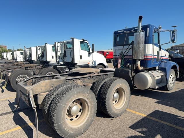 Image of Peterbilt 385 equipment image 2