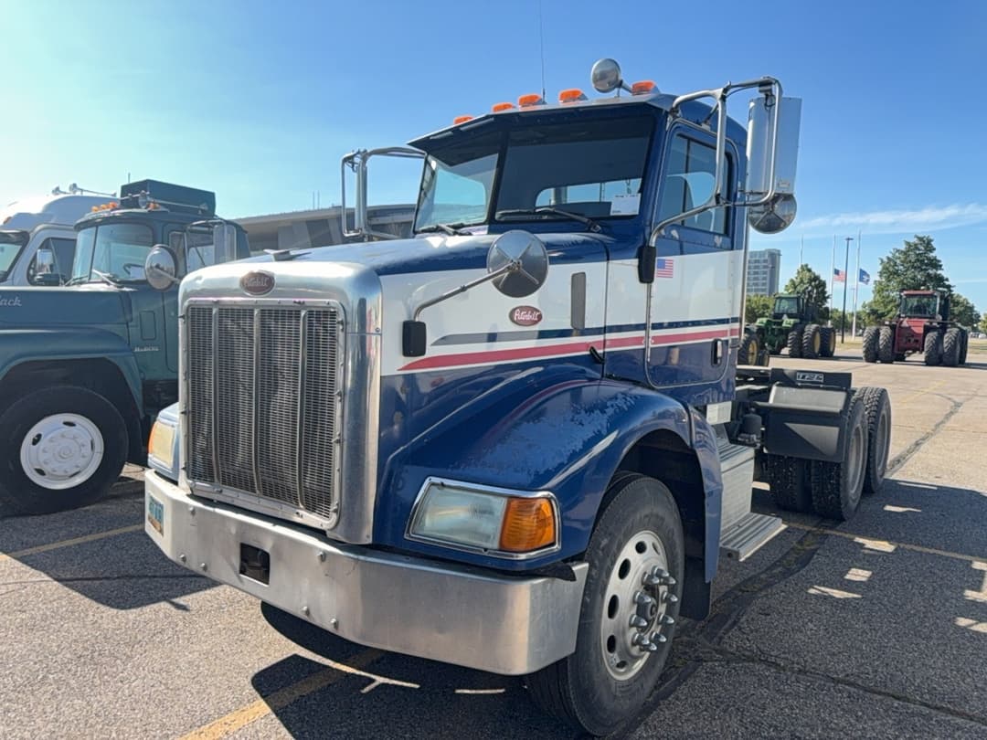 Image of Peterbilt 385 Primary image