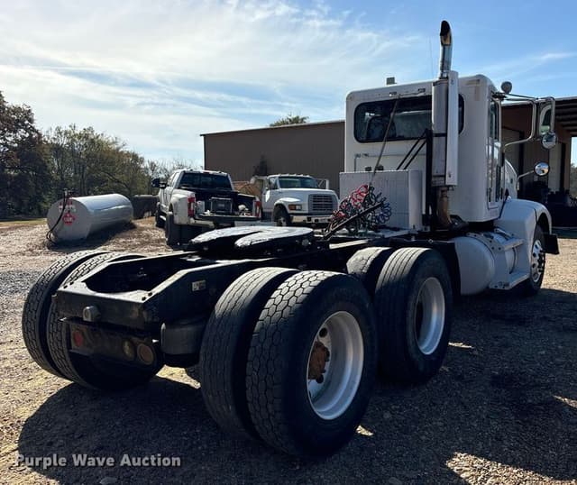 Image of Peterbilt 385 equipment image 4