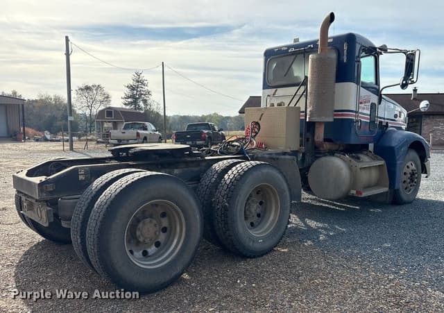 Image of Peterbilt 385 equipment image 4