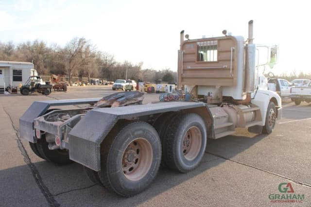 Image of Peterbilt 385 equipment image 2