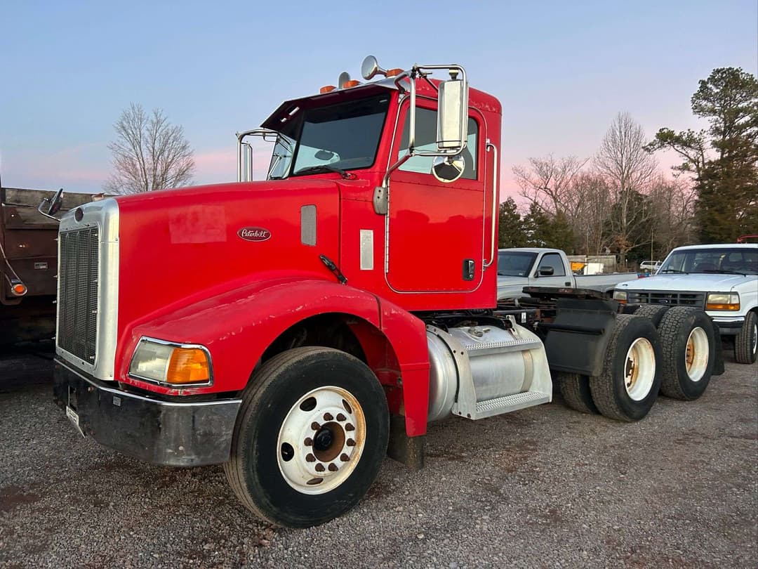 Image of Peterbilt 385 Primary image