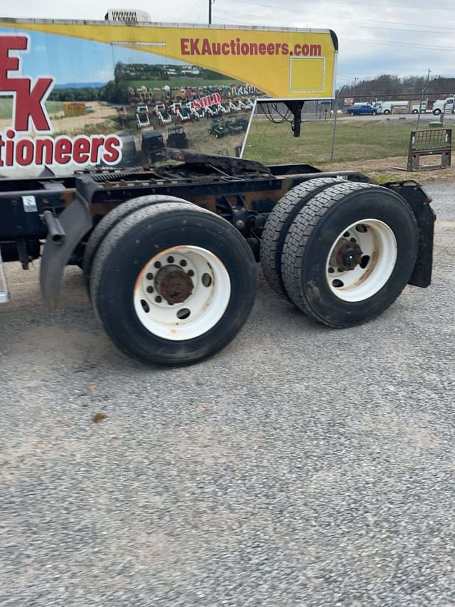 Image of Peterbilt 385 equipment image 4