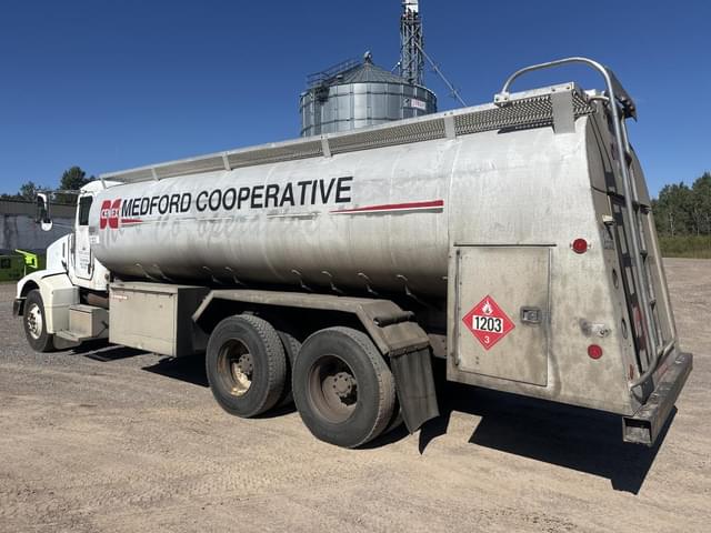 Image of Peterbilt 385 equipment image 2