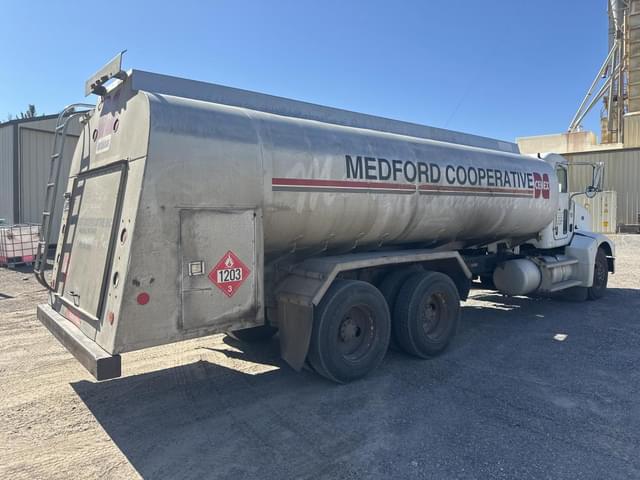 Image of Peterbilt 385 equipment image 4