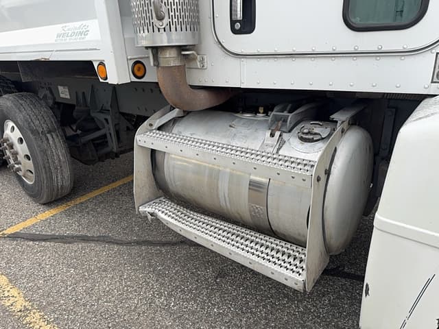 Image of Peterbilt 385 equipment image 4