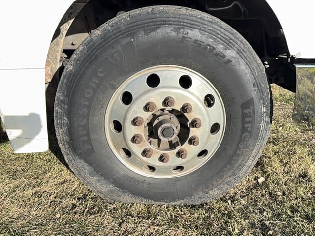 Image of Peterbilt 385 equipment image 4