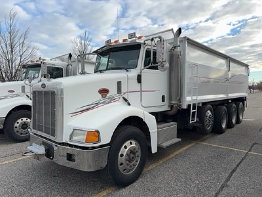 Image of Peterbilt 385 Primary Image