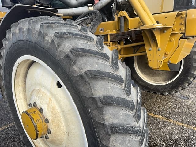 Image of Ag-Chem RoGator 1064 equipment image 4