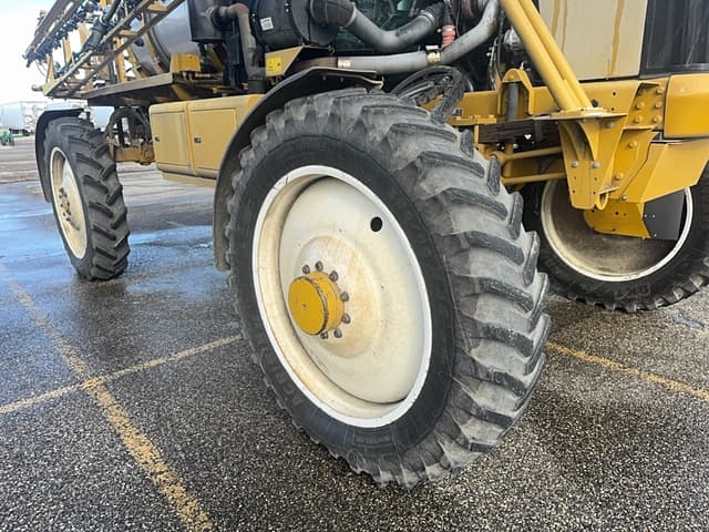 Image of Ag-Chem RoGator 1064 equipment image 3