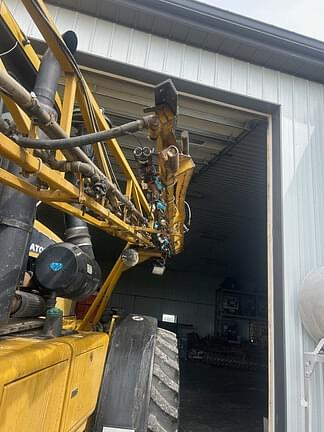 Image of Ag-Chem RoGator 1264 equipment image 3