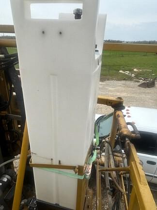 Image of Ag-Chem RoGator 1264 equipment image 2