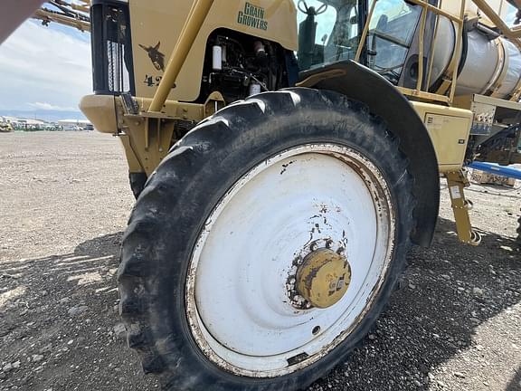 Image of Ag-Chem RoGator 864 equipment image 4