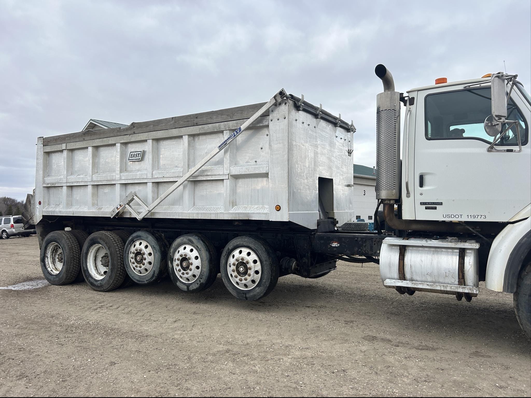 2005 Sterling LT9500 Equipment Image0