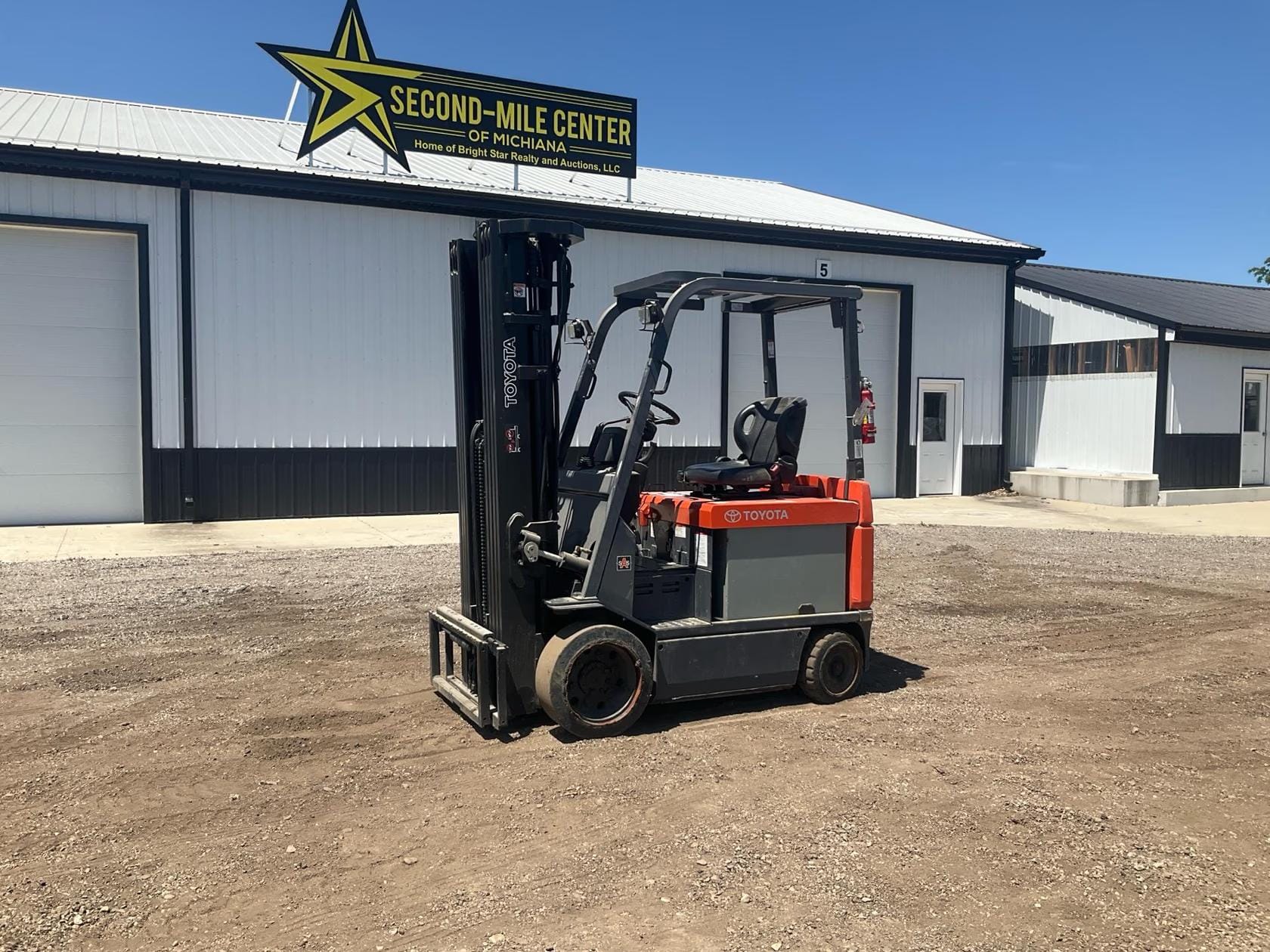 2005 Toyota 7FBCU30 Equipment Image0