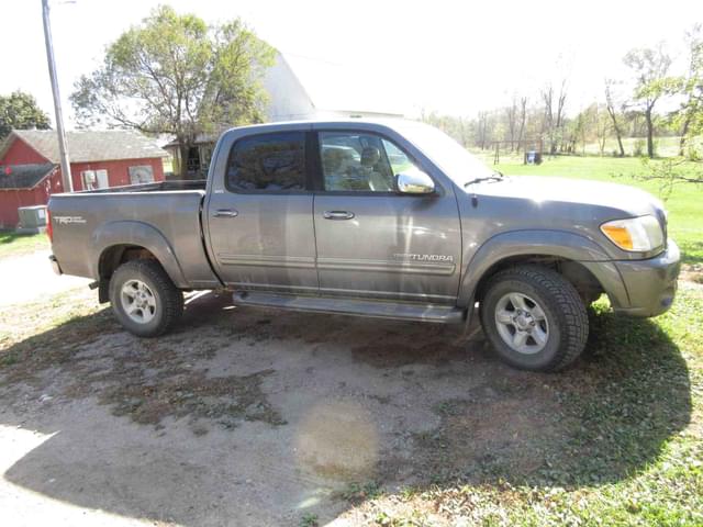 Image of Toyota Tundra SR5 equipment image 4