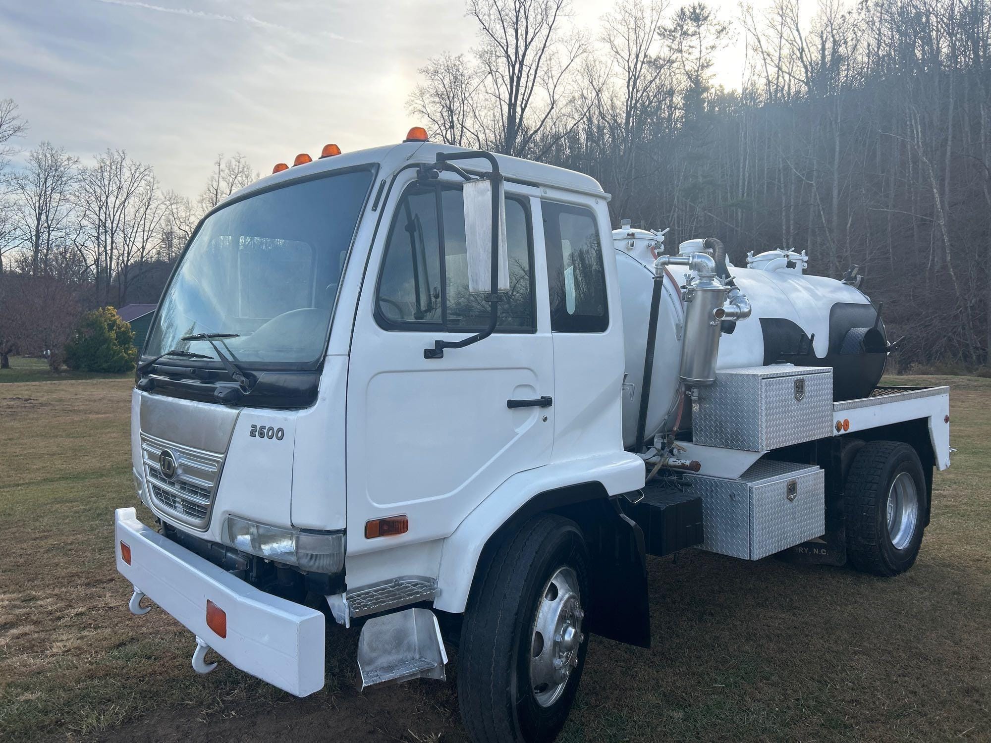 2005 Nissan UD2600 Equipment Image0