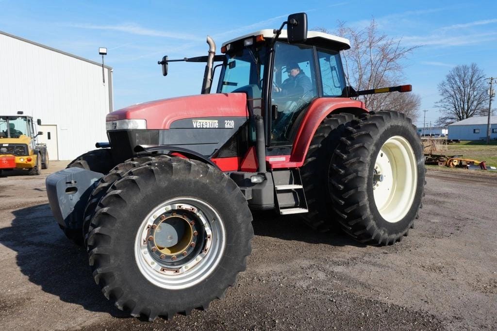 2005 Versatile 2210 Equipment Image0