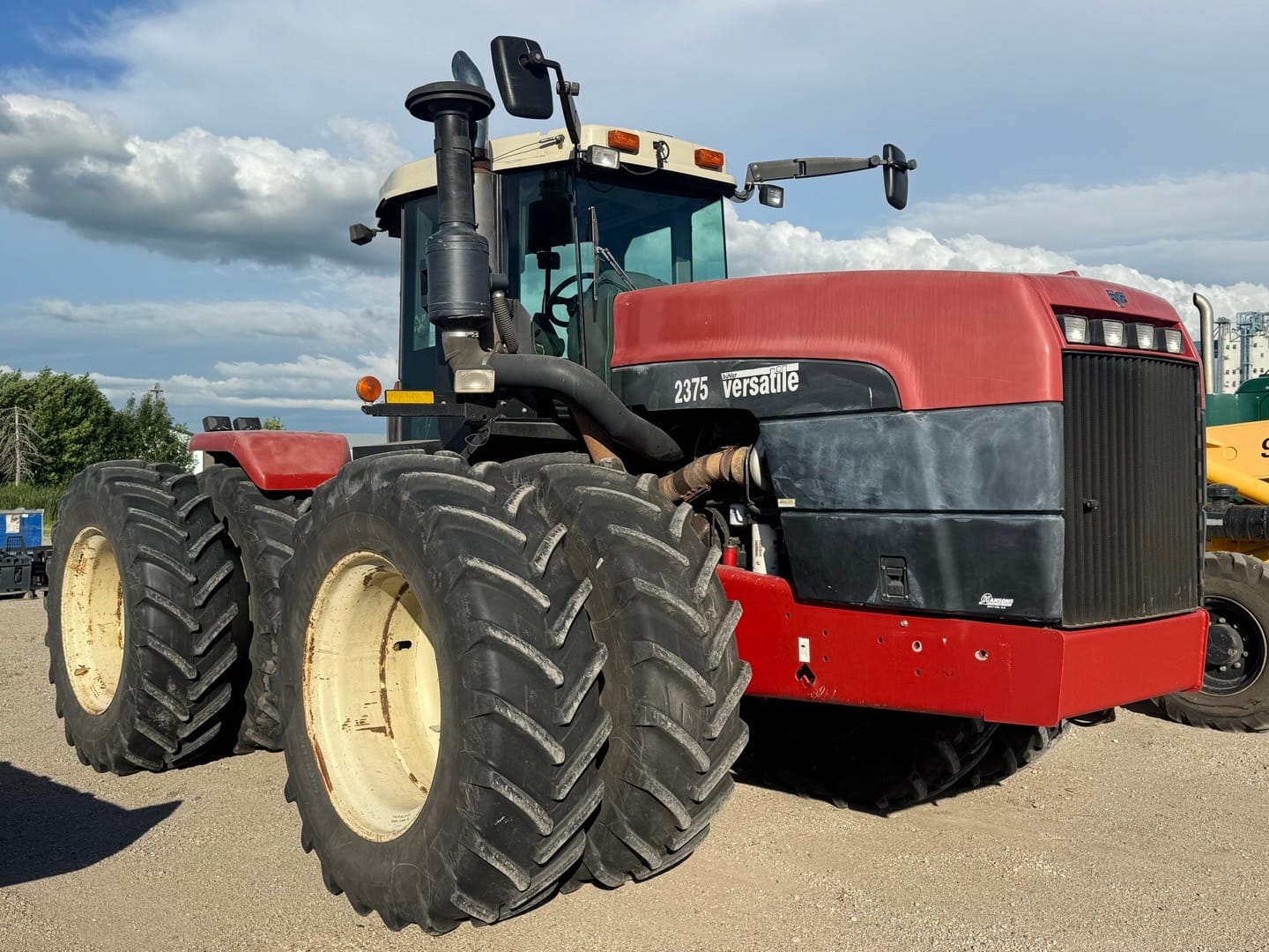 2005 Versatile 2375 Equipment Image0