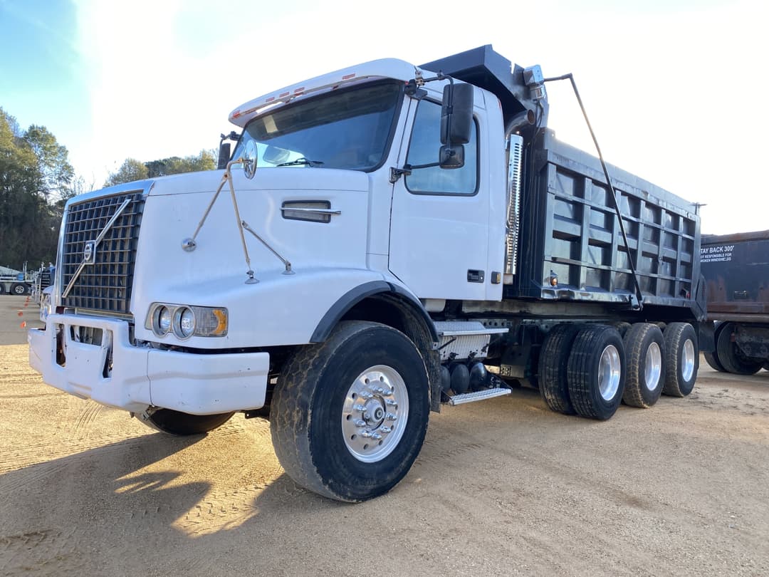 Image of Volvo VHD64B Primary image