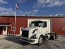 2005 Volvo VNL Image