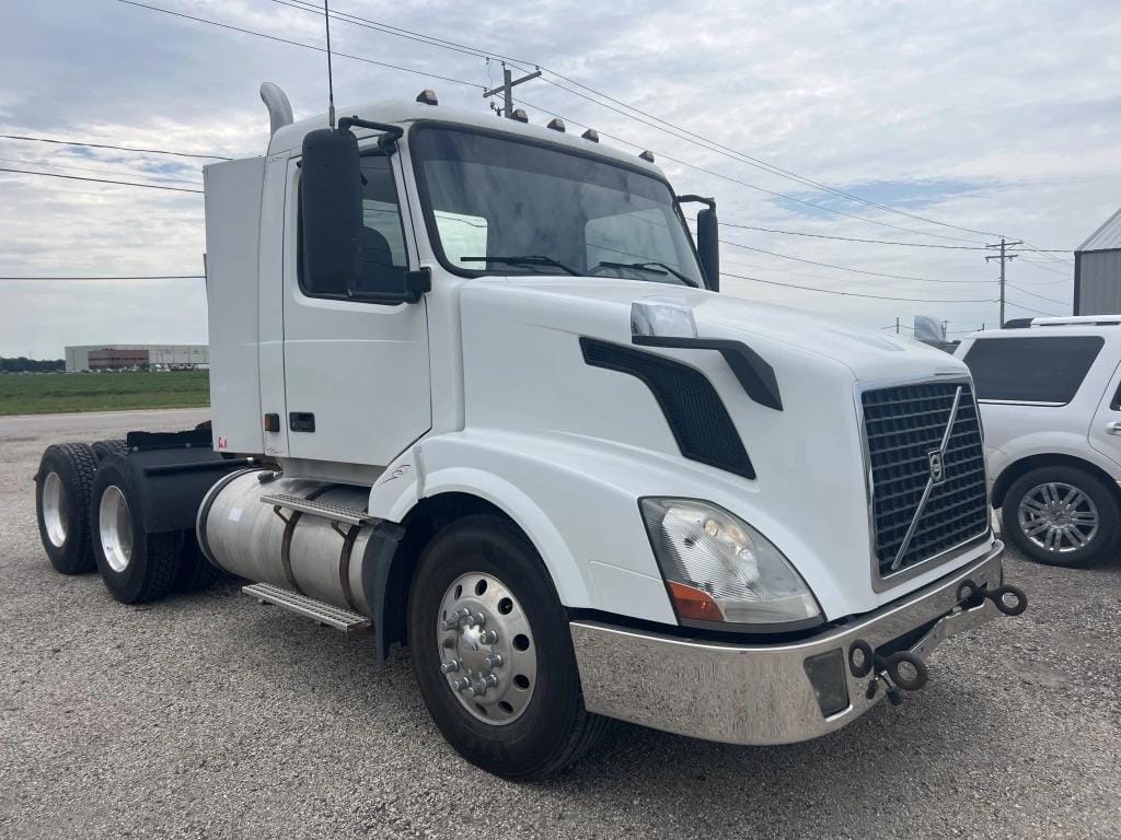 2005 Volvo VNL Equipment Image0