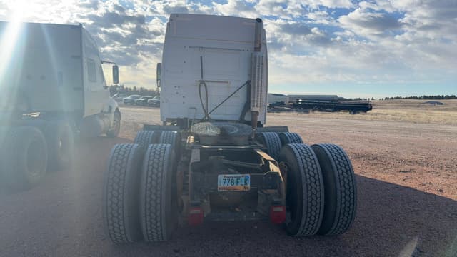 Image of Volvo VNL630 equipment image 2