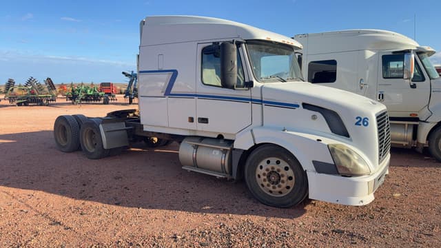 Image of Volvo VNL630 equipment image 4
