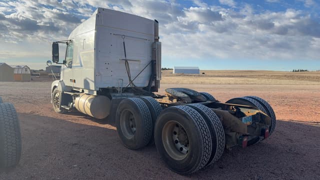 Image of Volvo VNL630 equipment image 1