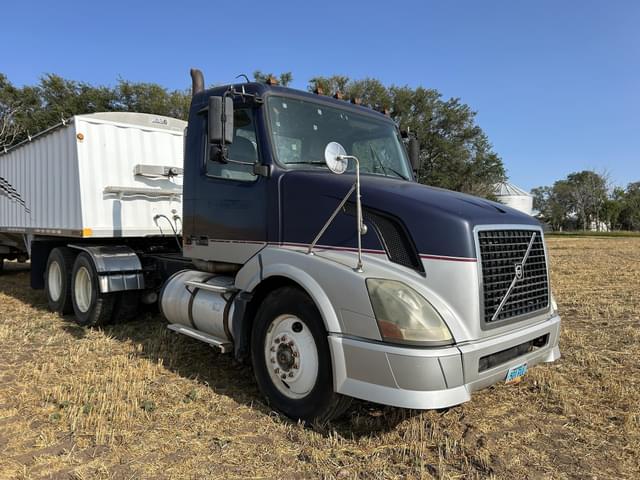 Image of Volvo VNL64T300 equipment image 2