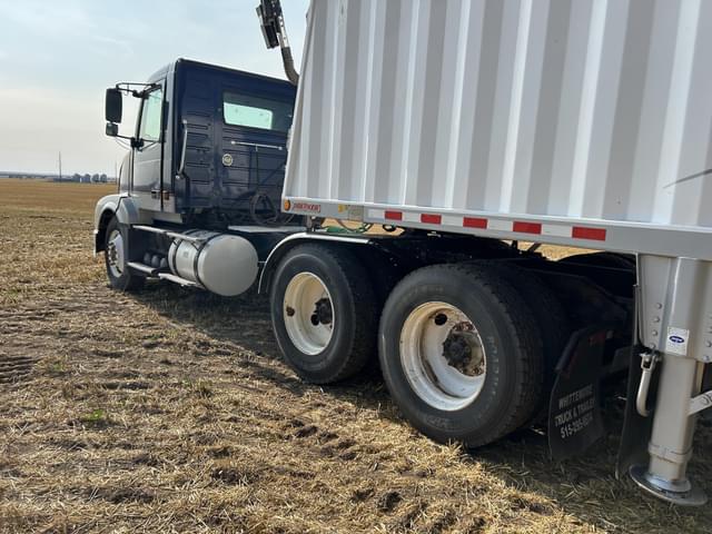 Image of Volvo VNL64T300 equipment image 3