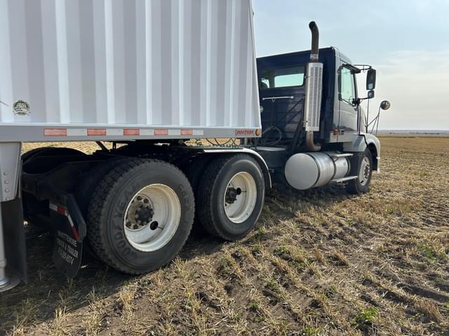 Image of Volvo VNL64T300 equipment image 4